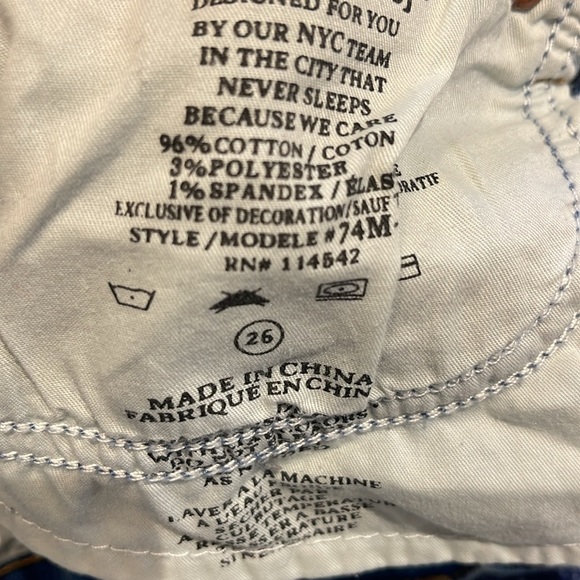 BLANKNYC GREAT JONES HIGH RISE CROP WITH FLORAL EMBROIDERY AND RAW HEM. 26 - Picture 5 of 8